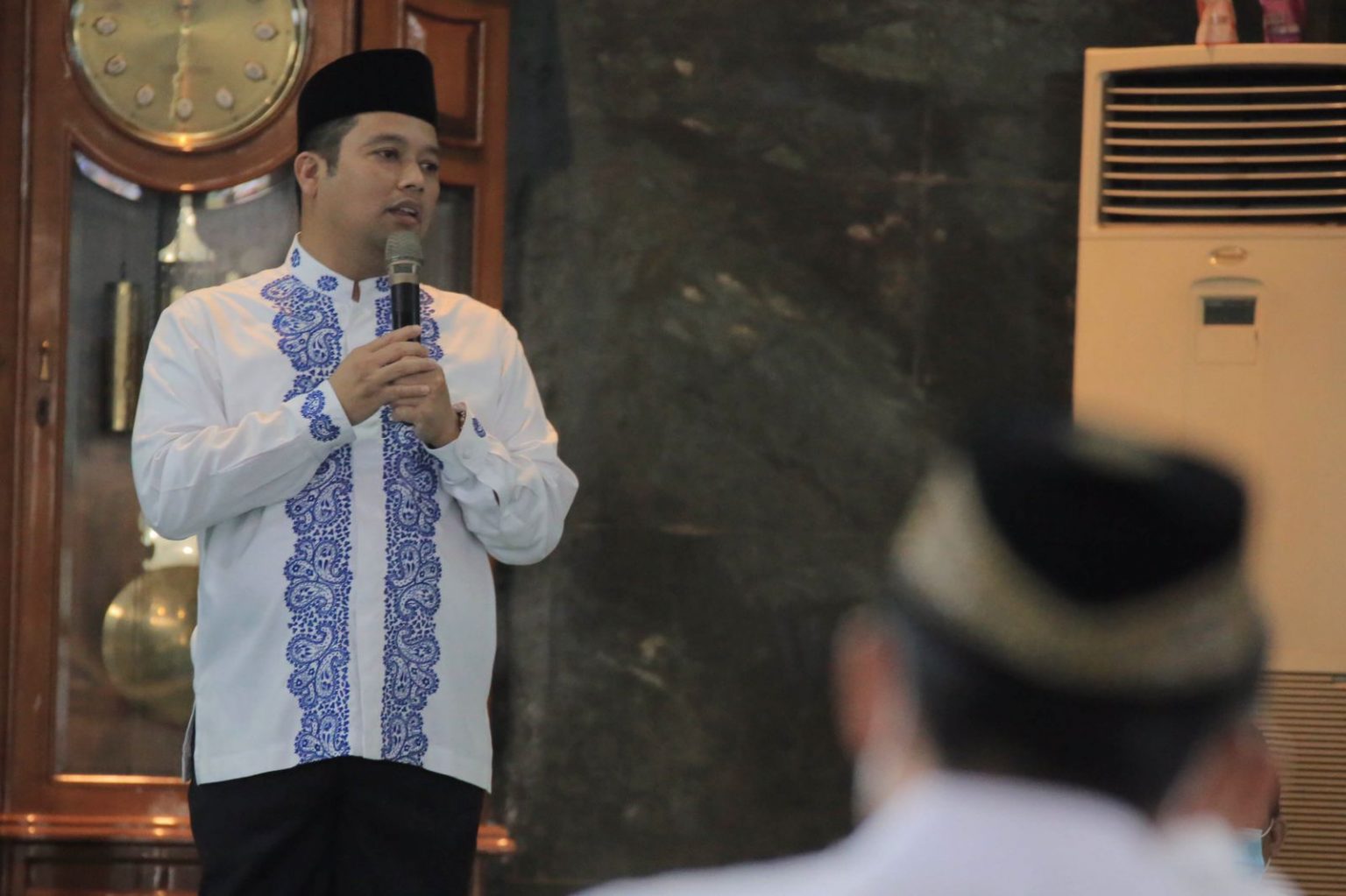 Wali Kota Tangerang, Arief Wismansyah Saat di Masjid Al-Azhom, Kec. Tangerang Bersama Calon Jama?ah Haji 2022. (tangselpos.id/ist)