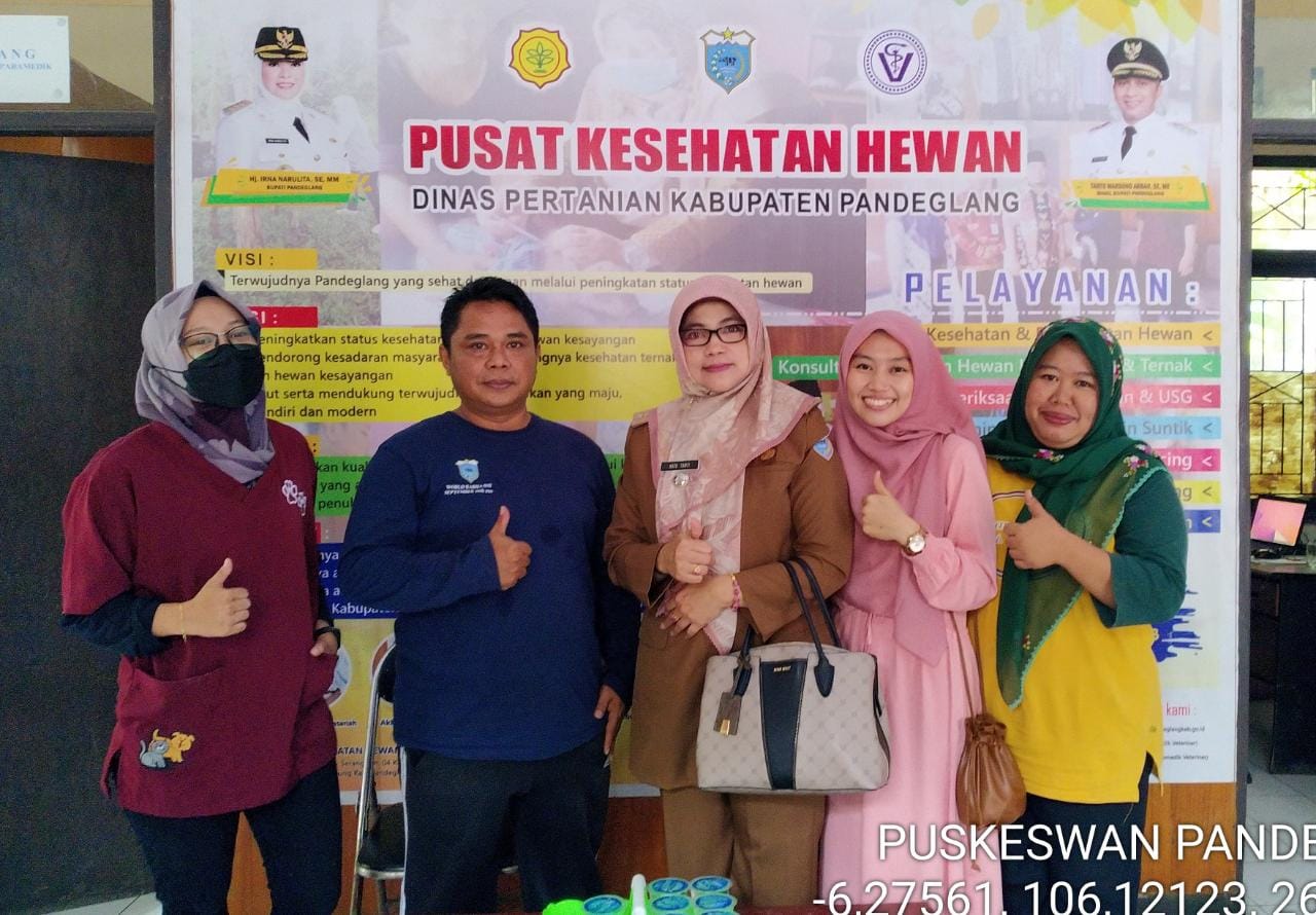 Camat Karangtanjung, Ratu Tanti Darmiasih (tengah) berfoto bersama usai meninjau pelayanan UPT Puskeswan Pandeglang, Selasa (7/6/2022).(Istimewa)