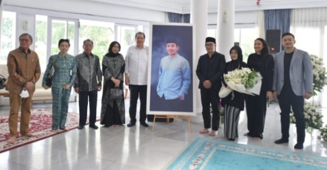 Chairul Tanjung, Sutiyoso dan Dipo Alam bertakziah ke rumah dinas Kang Emil di Gedung Pakuan. Foto : Istimewa