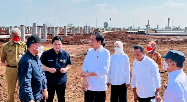 Ganjar Pranowo dan Erick Thohir bersama Presiden Joko Widodo saat peresmian Kawasan Industri di Batang Jawa Tengah. (Ist)