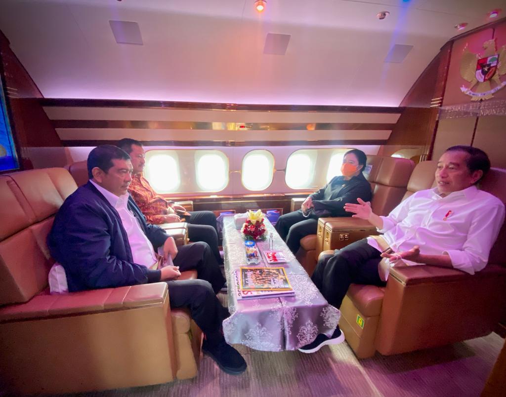 Presiden Jokowi, Ketua DPR RI dan Direktur Utama Rakyat Merdeka di dalam Pesawat Kepresidenan saat kunker ke IKN pada Rabu (22/6/2022). Foto : Istimewa
