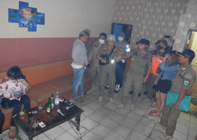 Dua Tempat Karaoke di Pandeglang Sudah Disegel Tempat karaoke yang sudah disegel tapi nekat beroperasi. Foto : Istimewa