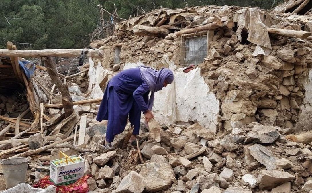 Salah satu rumah tampak hancur akibat gempa. (Ist)
