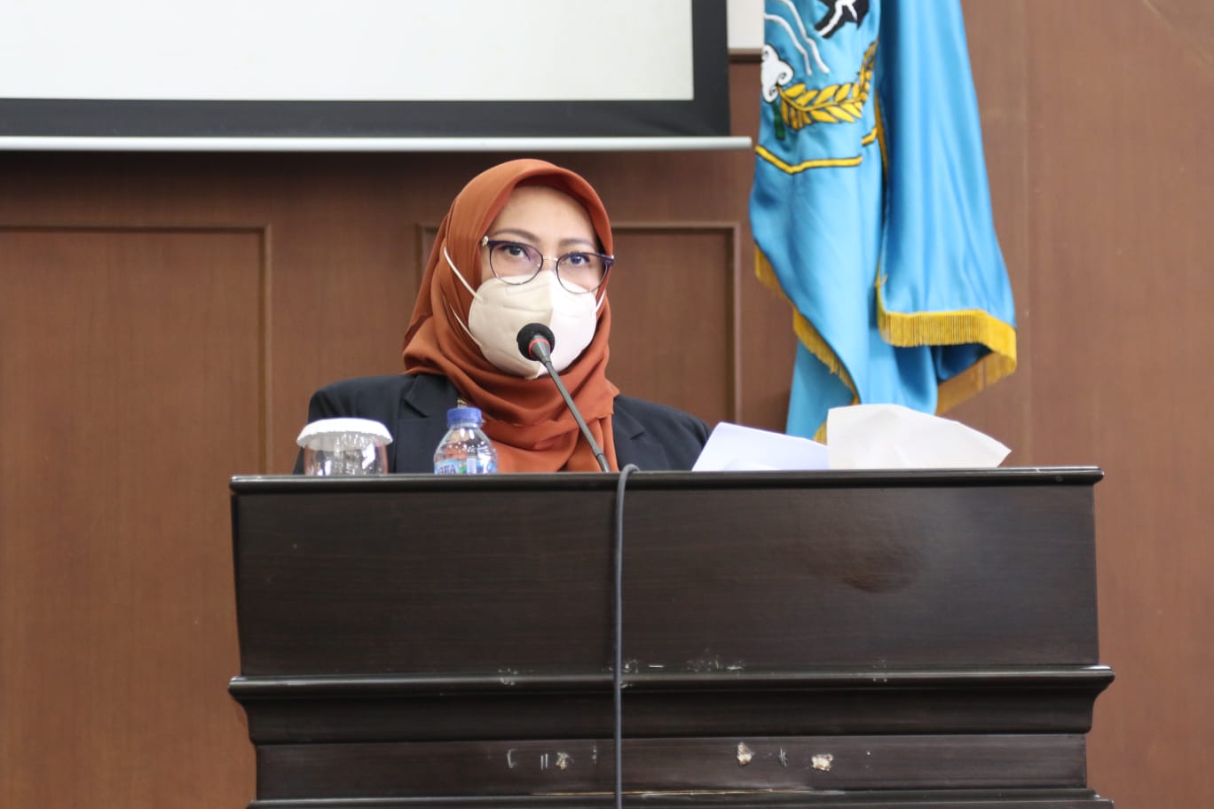 Bupati Pandeglang, Irna Narulita, saat membacakan jawaban bupati atas pandangan umum fraksi-fraksi terhadap nota Raperda Pertanggungjawaban Pelaksanaan APBD TA 2021 di Gedung DPRD Pandeglang, Rabu (29/6/2022) siang.(Istimewa)