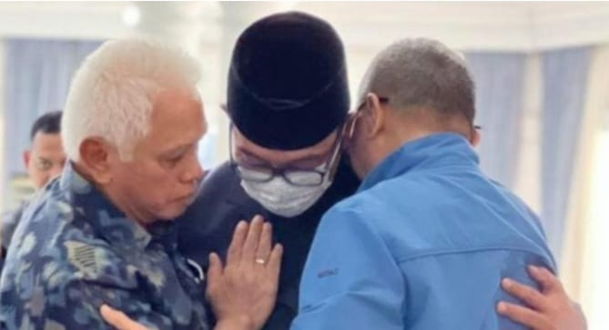 Ridwan Kamil larut dalam tangisan dipeluk Hatta Rajasa (kiri) dan Zulkifli Hasan (kanan). Foto : Istimewa