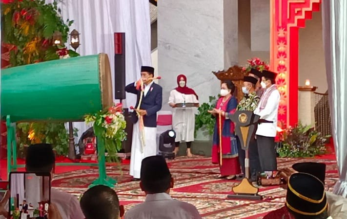 Presiden Joko Widodo bersama Megawati Soekarnoputri saat meresmikan Masjid At Taufiq. (Ist)