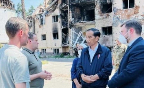 Presiden Jokowi saat berada di Apartemen Lipky di Kota Irpin Ukraina. Foto : Setpres