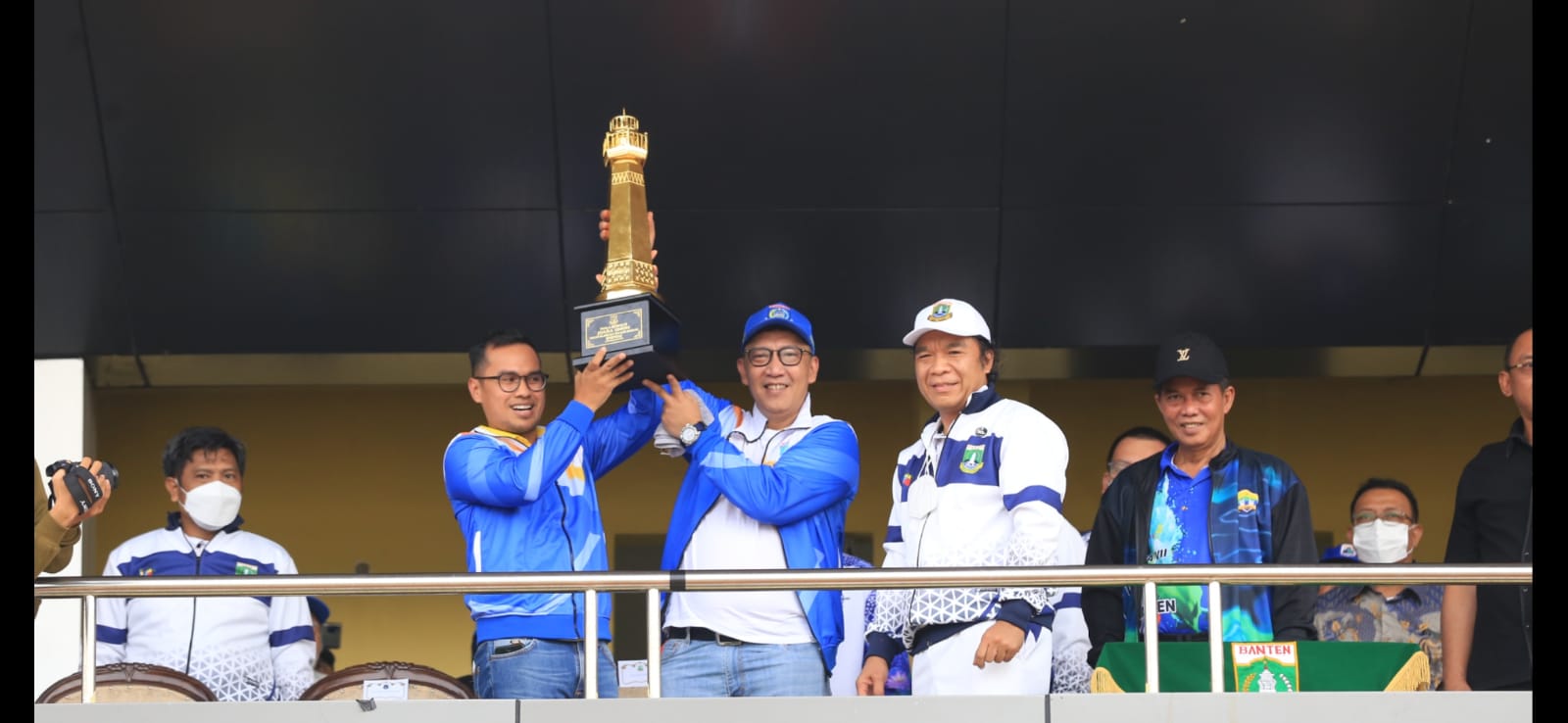 Wakil Wali Kota Tangsel Pilar Saga Ichsan, Sekretaris Daerah (Sekda) Kota Tangsel Bambang Noertjahjo saat mengangkat piala atas gelar juara umum Popda X Provinsi Banten 2022. (tangselpos.id/Ist)