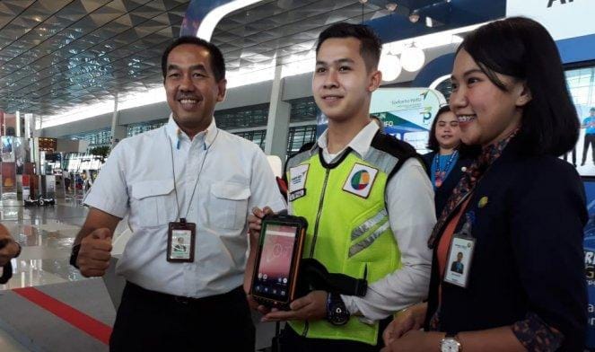 Dirut Angkasa Pura II M. Awaluddin beserta karyawan AP II. (Ist)