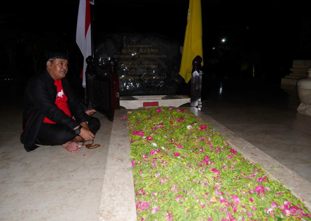 Ketua BMI Pandeglang Ziarah ke Makam Bung Karno Ketua DPC Banteng Muda Indonesia (BMI) Kabupaten Pandeglang, Raden Deden Hertandi, Minggu (26/6/2022) malam mengunjungi makam Presiden pertama Republik Indonesia, Ir. Soekarno di Kota Blitar, Jawa Timur.(Ari Supriadi/Tangsel Pos)