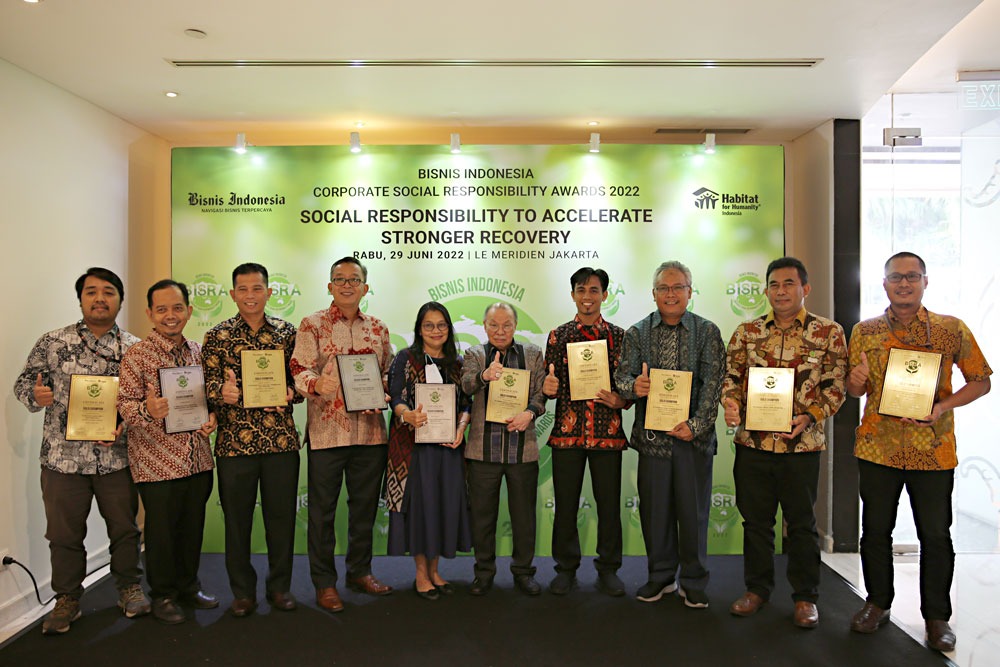 jajaran direksi asia pulp & papper (APP) saat menerima award. (ist)
