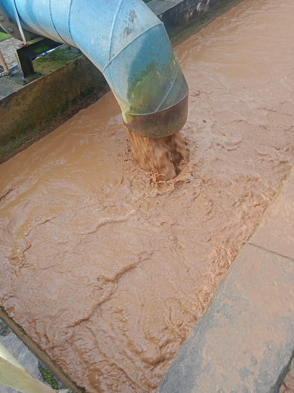 Kondisi Air Baku yang Keruh di Sungai Cisadane Jadi Penyebab Kurangnya Supply Air PDAM Aetra Tangerang ke Masyarakat. (ist)