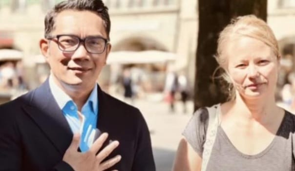 Ridwan Kamil bersama Geraldine Beldi sang ibu guru yang menemukan mayat Eril di Bendungan Engehalde, Bern. (Ist)