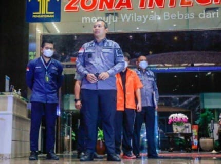 Mitsuhiro Taniguchi (baju orange) penggarong duit bansos Covid-19 Jepang diusir dari Indonesia. Foto : Istimewa