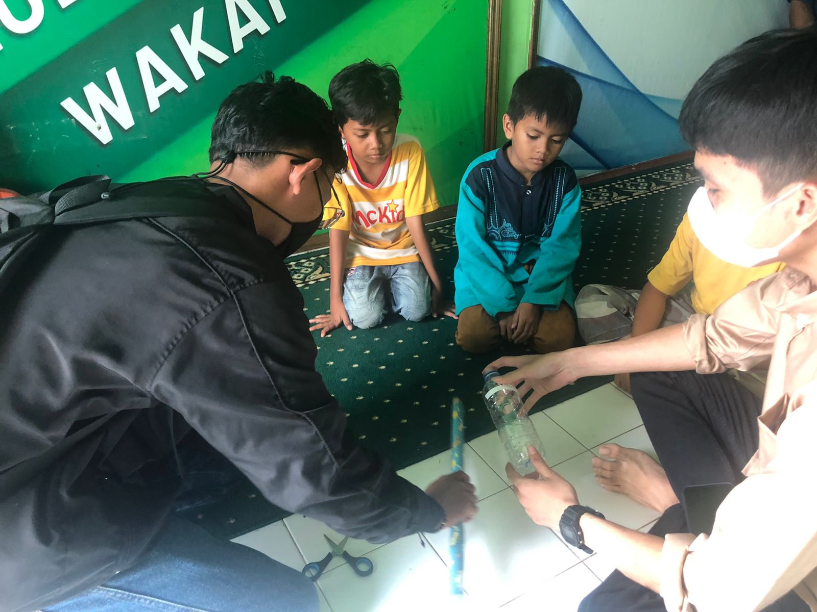 Mengolah barang bekas berupa botol plastik di Asrama Cinta Yatim dan Dhuafa, Pamulang. (tangselpos.id/Ist)