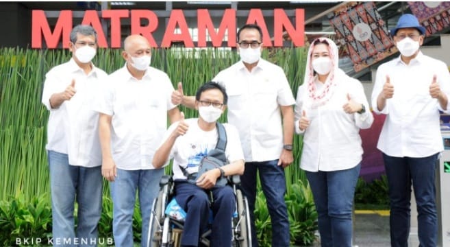 Menteri Perhubungan Budi Karya Sumadi (no empat dari kiri) beserta Menteri Koperasi dan UKM (no 2 dari kiri) hadir pada acara Soft Launching Stasiun Matraman. Foto : Istimewa