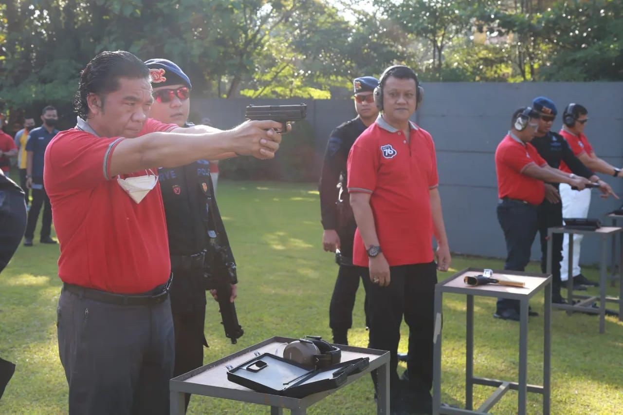 Pj Gubernur Al Muktabara abersama Media mengikuti perlombaan menembak dalam rangka HUT Bhayangkara ke-76. (Dok. Humas Pemprov Banten)