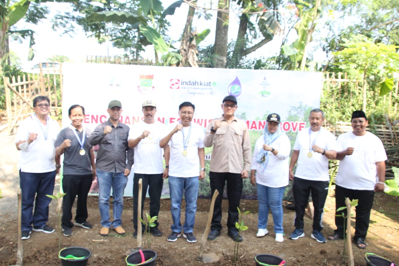 Perwakilan dari PT Indah Kiat pulp papper bersama warga saat penanaman mangrove. (ist)