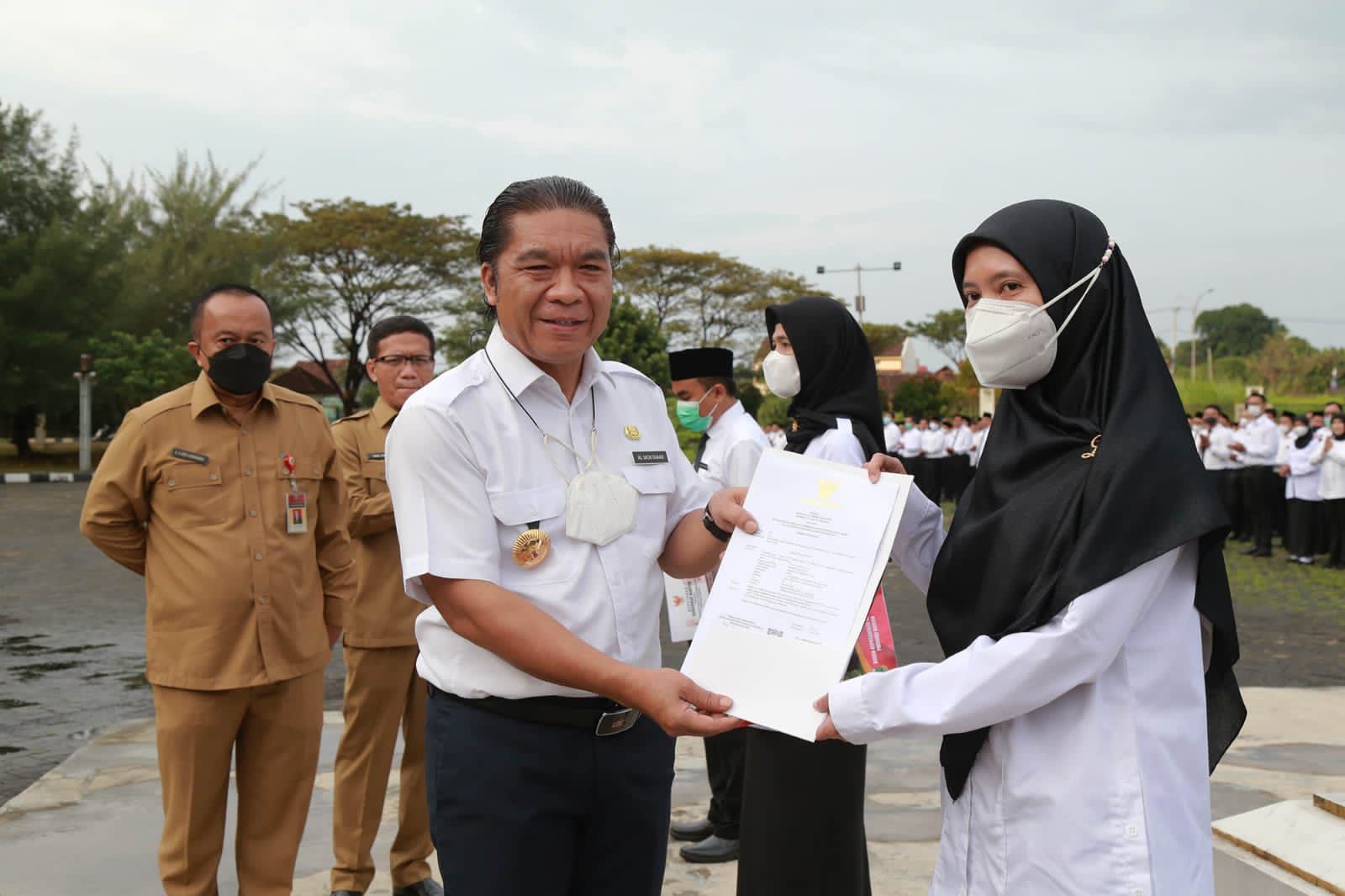 Pj Gubernur Banten Al Muktabar menyerahkan Surat Keputusan Gubernur kepada salah satu perwakilan pegawai. Foto : Humas Pemprov Banten