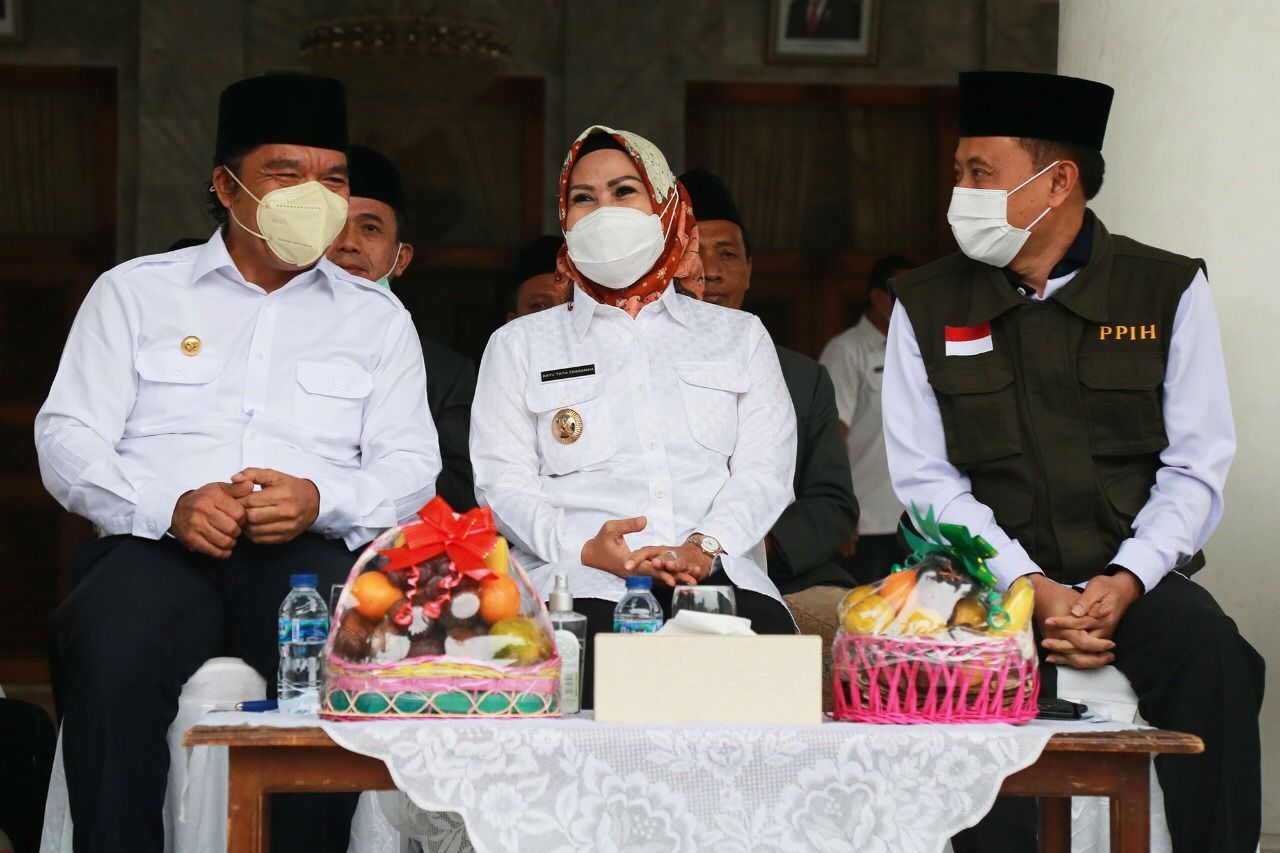Pj Gubernur Banten Al Muktabar dan Bupati Serang Ratu Tatu Chasanah saat melepas jamaah haji Kabupaten Serang. (Dok. Humas Pemprov Banten)