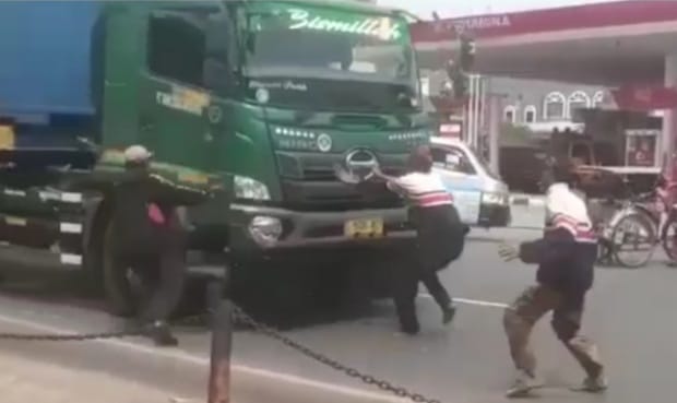 Tiga remaja penghadang truck di jalan Otista, Karawaci. (Ist)