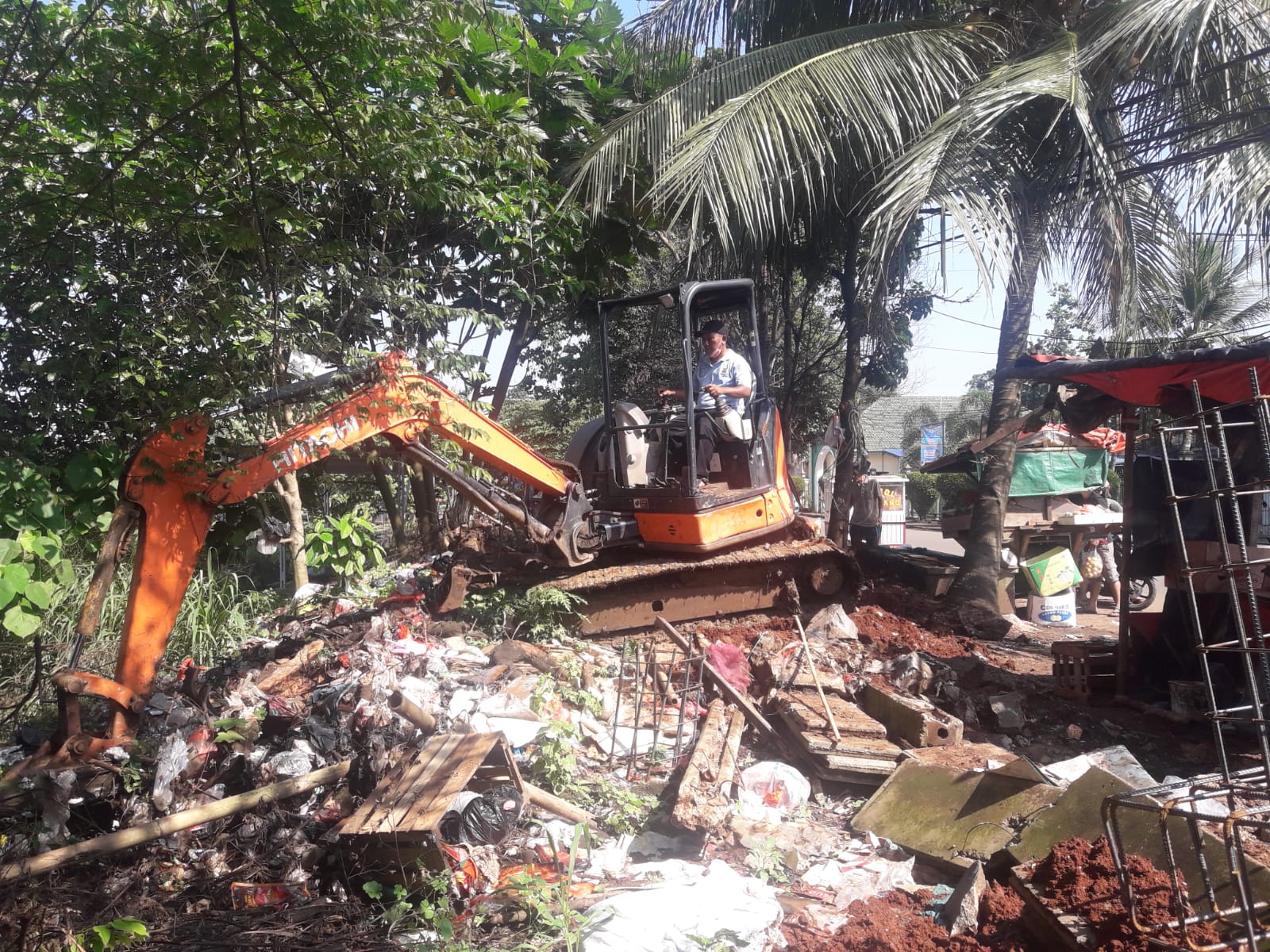 Penerjunan alat berat oleh Dinas Sumber Daya Air, Bina Marga dan Bina Kontruksi (SDABMBK) Kota Tangerang Selatan. (tangselpos.id/rmn)