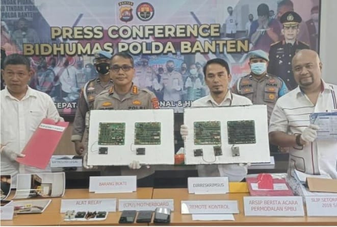Konferensi pers terkait SPBU di Serang yang sudah melakukan kecurangan selama tujuh tahun . (Ist)