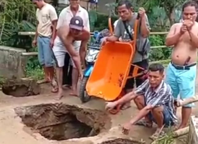 Badan jembatan Cukang Panjang ambruk tidak kuat menahan derasnya hujan. Foto : Istimewa
