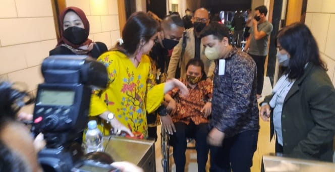 12 Jam Digarap Jadi Tersangka, Karena Sakit Roy Suryo Tidak Ditahan Setelah diperiksa selama 12 jam di Polda Metro, akhirnya Roy Suryo diperkenanlan pulang .