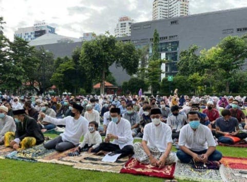 WNI menunaikan shalat Idhul Adha pada Minggu (10/7/2022) di Lapangan Sepak Bola KBRI Bangkok. Foto : Dok. KBRI