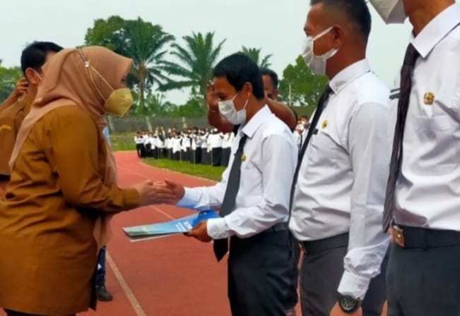 Bupati Pandeglang saat menyerahkan SK PPPK kepada 2.149 pegawai di lingkungan Pemkab Pandeglang. Foto : Istimewa