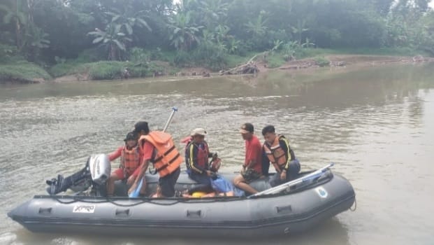 Tim SAR Lebak sedang melakukan pencarian Rizky yang hilang saat bermain di sungai Cisimeut. (Ist)