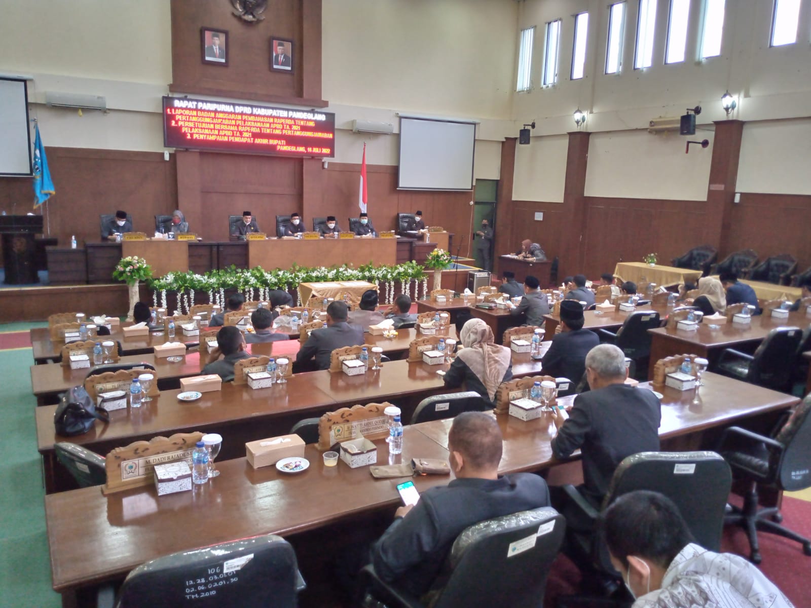 Suasana rapat paripurna dengan agenda Persetujuan Bersama Raperda tentang Pertanggungjawaban Pelaksanaan APBD TA 2021 di Gedung DPRD Kabupaten Pandeglang, Kamis (14/7/2022) siang.(Ari Supriadi/Tangsel Pos)