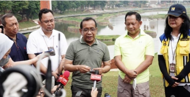 Mensegneg Pratikno (kaos hijau) dan Menteri Dalam Negeri saat meninjau renovasi TMII. (Ist)