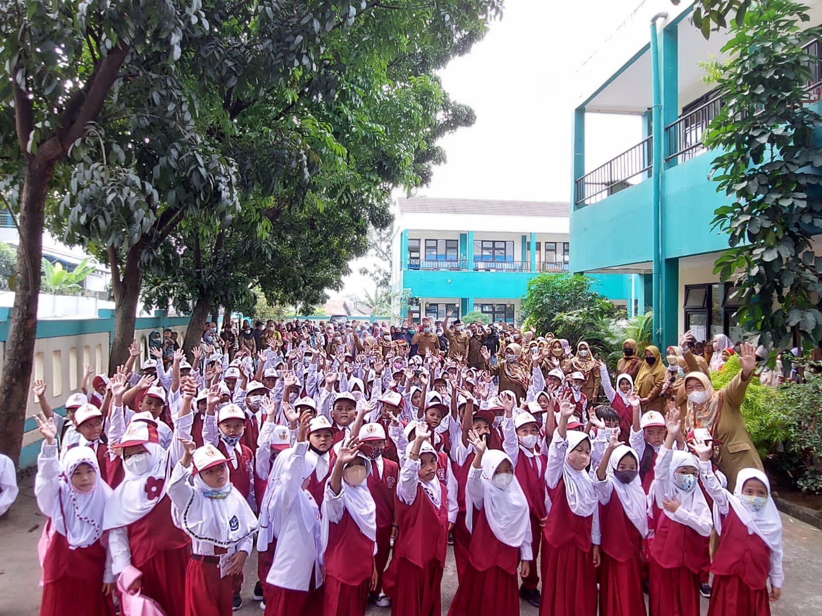 antusiasme orang tua dan murid kelas 1 SD saat hari pertama masuk sekolah. Foto : Istimewa