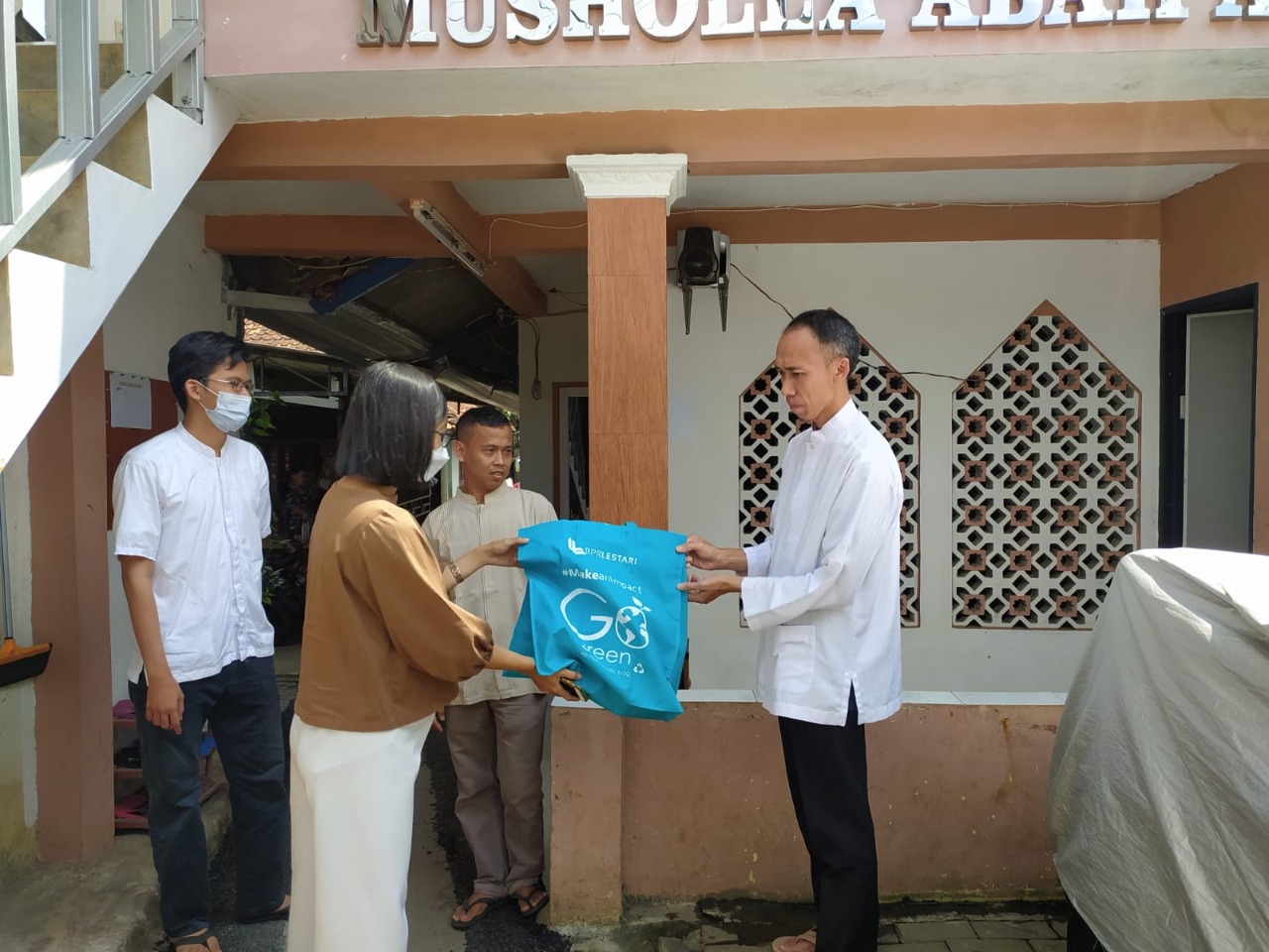 Penyerahan simbolis oleh Ira HCM BPR Lestari Banten, kepada pengurus Musholla Abah Anay. Foto : Istimewa