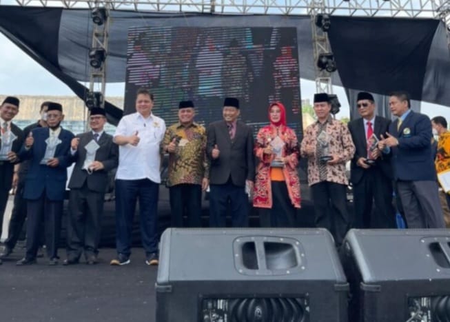 Bupati Serang Dianugerahi Penghargaan Oleh Menko Airlangga Menko Perekonomian Airlangga Hartanto bersama para penerima penghargaan. Foto : Istimewa