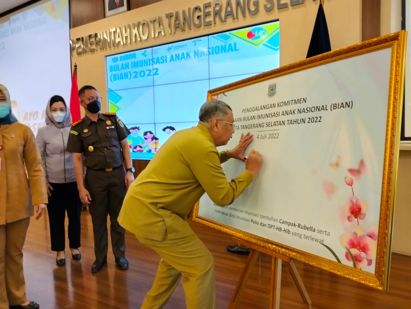 Penandatangan komitmen BIAN yang dilakukan oleh Wali Kota Tangsel Benyamin Davnie