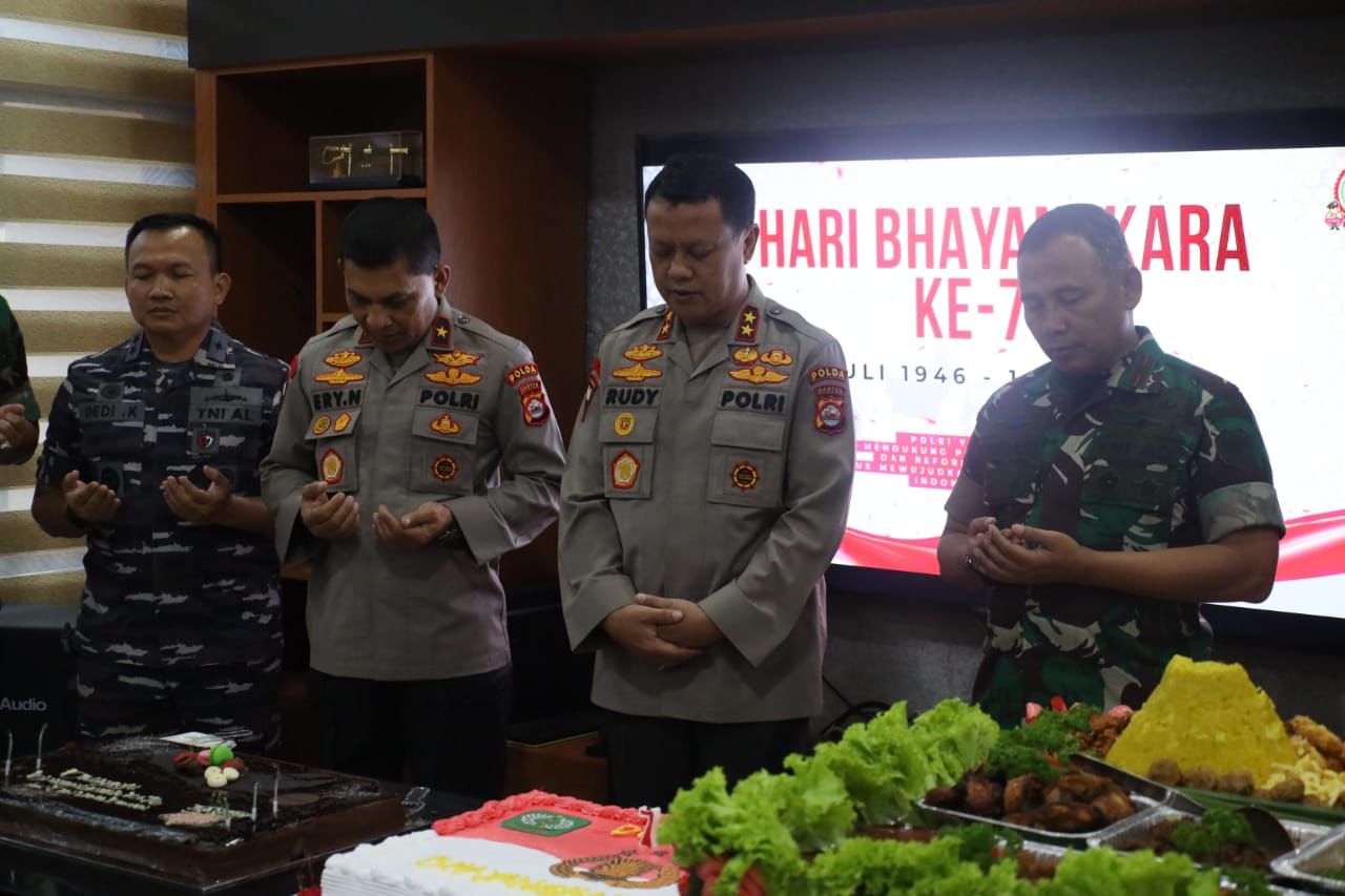 HUT Bhayangkara di Polda Banten. Berdiri paling kiri ke kanan Danlanal Banten, Wakapolda Banten , Kapolda Banten dan Danrem 064/MY. (Dok. Humas Polda Banten)