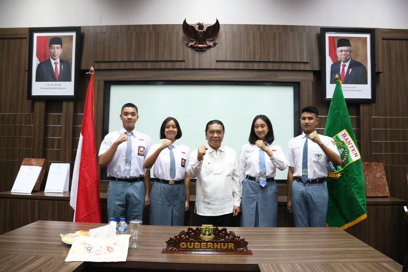 Pj Gubernur Banten Al Muktabar bersama   Paskibraka Tingkat Nasional dari Banten. Foto : Humas Pemprov Banten