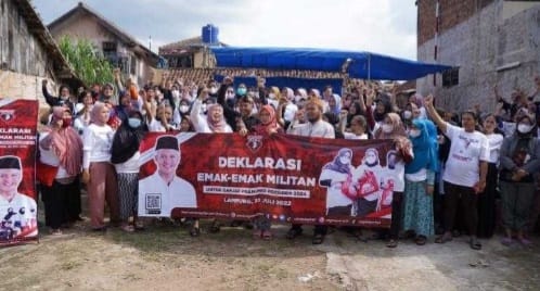 Emak-emak Militan Lampung membuat  kegiatan bazaar minyak goreng murah dan dukung Ganjar Capres 2024. (Ist)