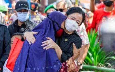 Rohini tak kuasa menahan tangis dan memeluk Puan Maharani saat rumah yang dia tinggali sudah. Foto ; Istimewa