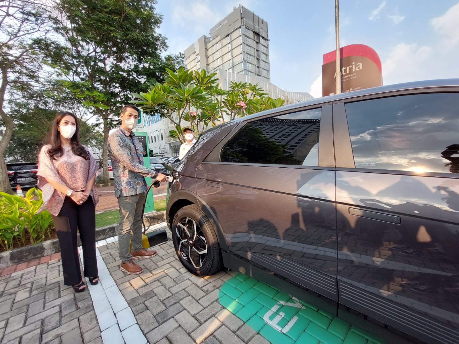 Peresmian SPKLU di Gading Serpong dan demo pengisian energi listrik pada mobil listrik. (tangselpos.id/rmn)