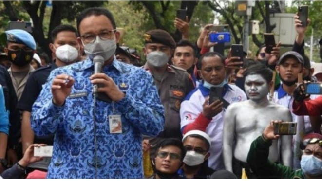 Anies Baswedan dan para buruh di halaman Kantor Gubernur DKI. (Ist)