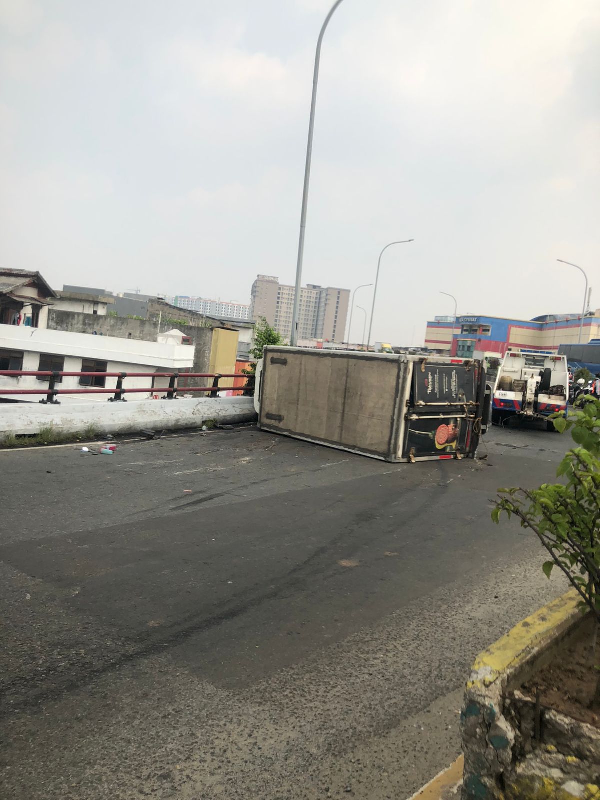 Hilang Kendali Akibat Hindari Motor, Mobil Boks Terguling di Fly Over Ciputat Mobil boks terguling di Fly Over Ciputat. (tangselpos.id/rmn)