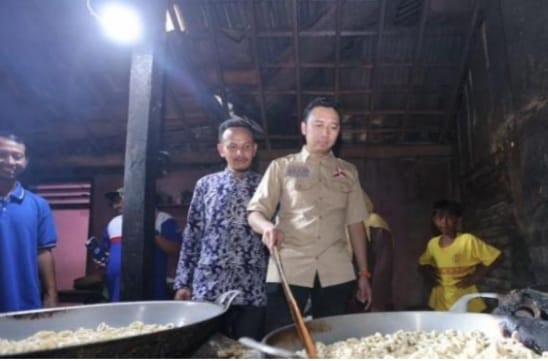 Ibas Bertemu Pengrajin Kolong Klitik Langganan Almarhumah Ani Yudhoyono Ibas saat berkunjung ke sentra produksi cemilan Kolong Klitik, Pacitan, Jawa Timur. (Ist)