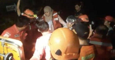 Tim PMI Kota Tangerang mengevakuasi Ibu hamil di Perumahan Puri Kartika. (Ist)