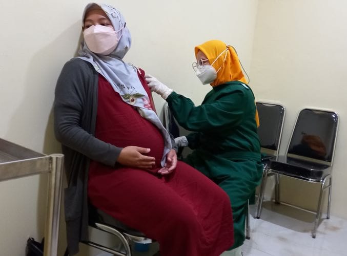 Ilustrasi ibu hamil sedang periksa kandungannya. (Ist)