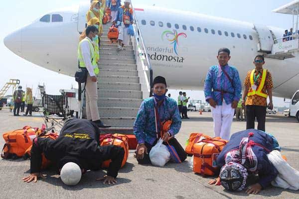 Sujud syukur Jamaah Haji setiba di tanah air. (Ist)