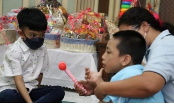 Jan Ethes berbagi mainan kepada Y. Gabriel Bayu. Foto : Istimewa